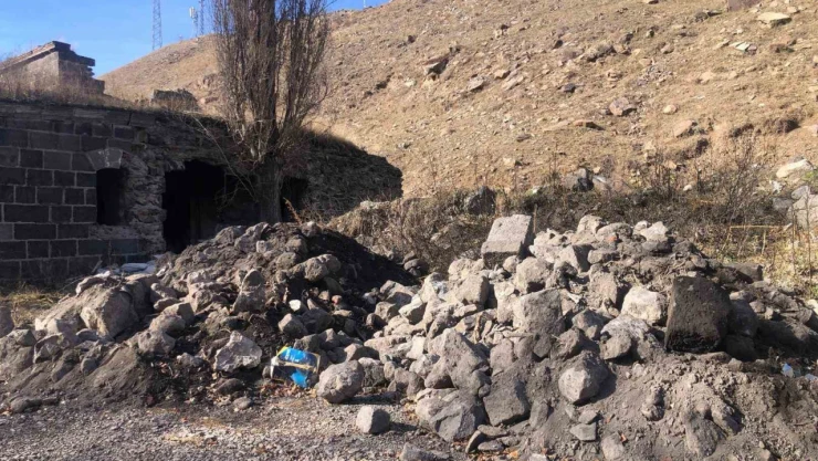 Kars'ta inşaat atıkları çevreyi kirletiyor