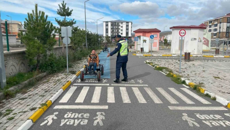 Kars'ta Jandarma Trafik Eğitim Parkı'nda öğrencilere eğitim verdi