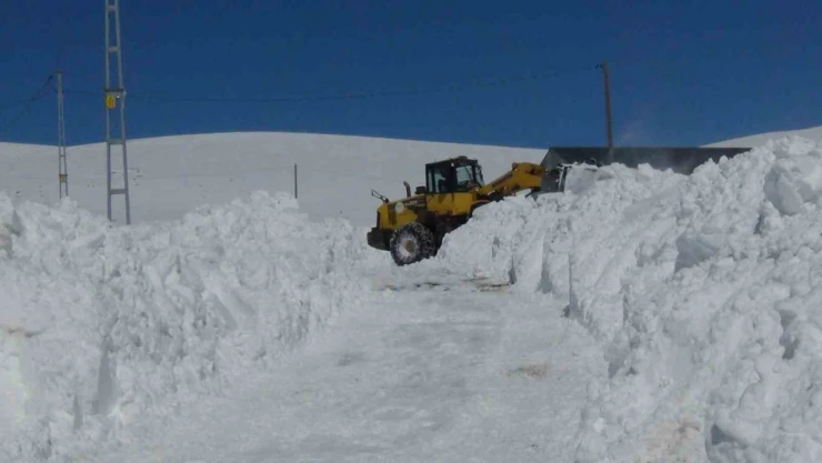 Kars'ta kar geçit vermiyor. 29 köy yolu ulaşıma kapandı