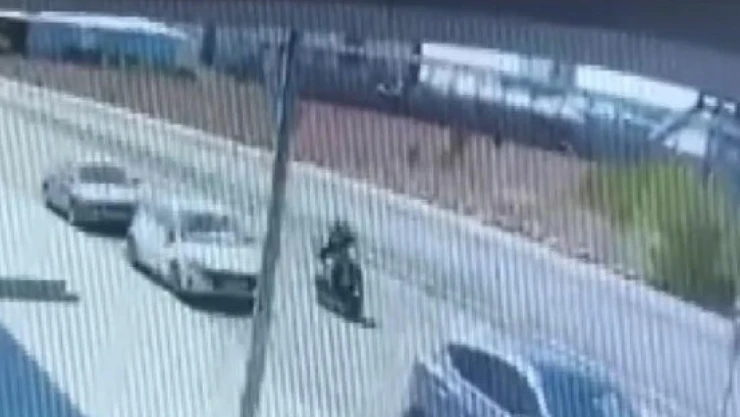 Kars'ta MHP'li belediye başkanın kardeşinin aracının kurşunlanması güvenlik kamerasında