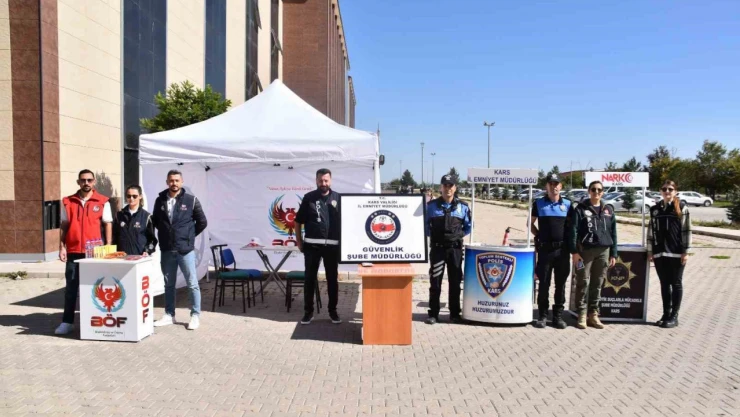 Kars'ta polis üniversite öğrencilerini bilgilendiriyor