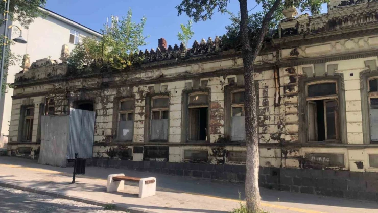 Kars'ta tarihi bina koruma altına alınmayı bekliyor