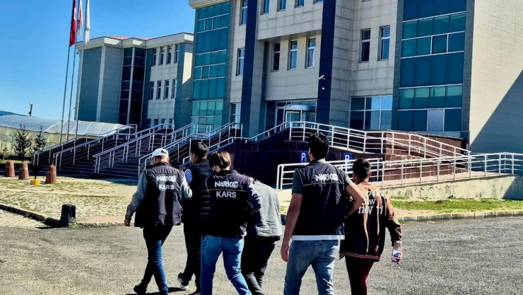 Kars'ta uyuşturucu taciri 3 kişi tutuklandı