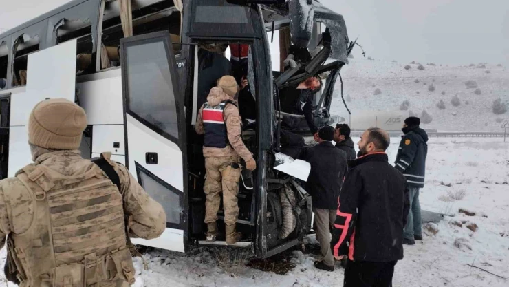 Kars'ta yolcu otobüsü kaza yaptı: 2 ölü, 8 yaralı