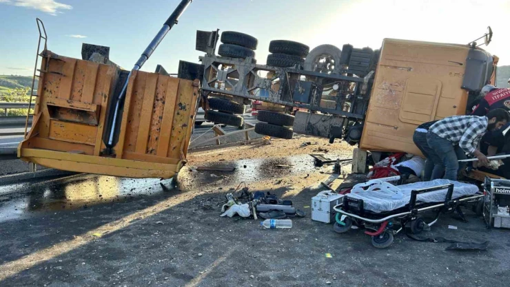 Karşı şeride geçen kamyon devrildi: 1 ölü, 2 yaralı