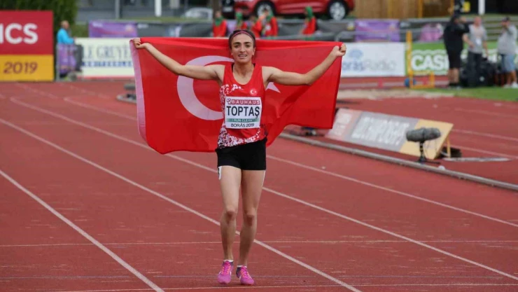 Karslı atletler madalyaları topladı