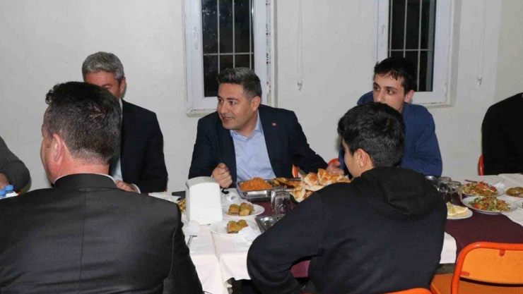 Kaymakam Özçelik, öğrencilerle birlikte iftar yaptı