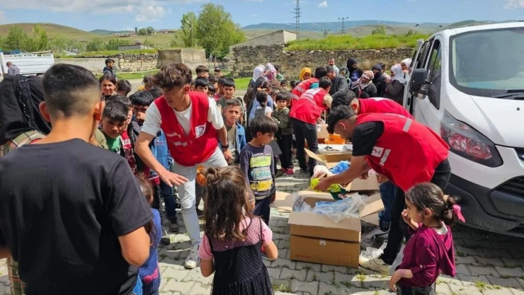 Kızılay Ağrı'da Kurban Bayramı'nda yüzlerce aileye yardım eli uzattı