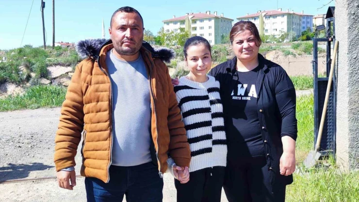 Kızına ve kendisine saldıran 4 köpeği vurarak telef etti