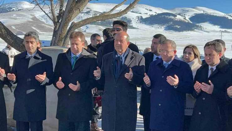 KKTC Cumhurbaşkanı Ersin Tatar'dan şehitlik ziyareti