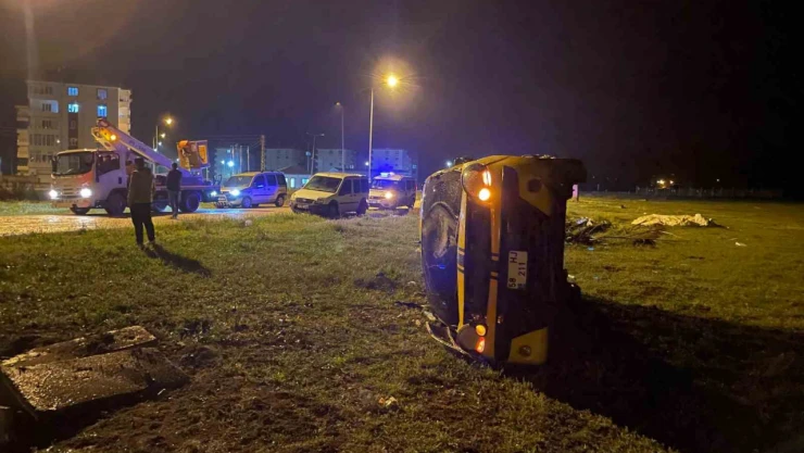 Köpeğe çarpmamak için manevra yaptı, araziye devrildi: 2 yaralı