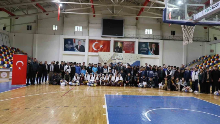 Kore Cumhuriyetinden okullara spor malzemesi yardımı