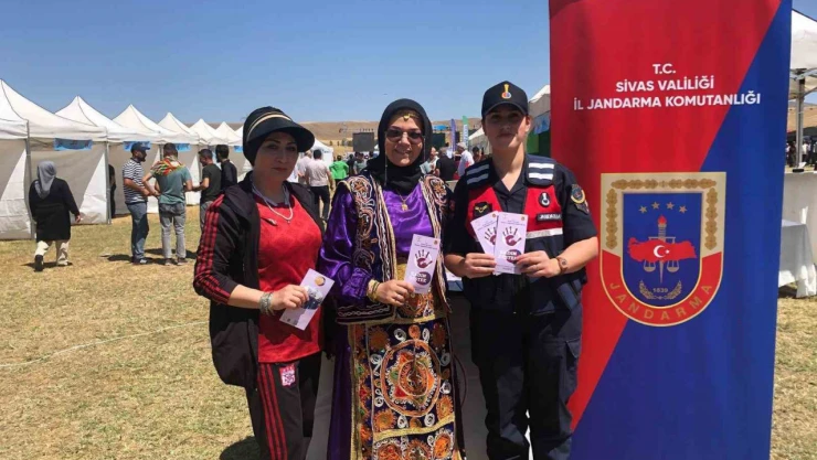 Köyde kadınlara KADES anlatıldı