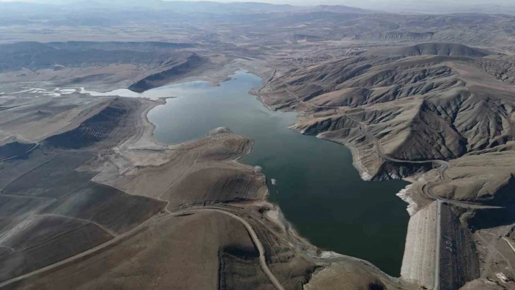 Kuraklığın vurduğu Sivas'ta geniş bir alanda sulu tarım kısıtlandı
