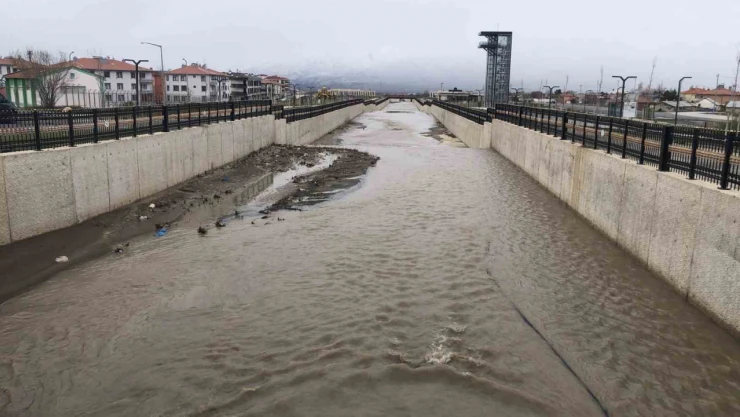 Kuruyan Vasgirt deresinden sel akıyor