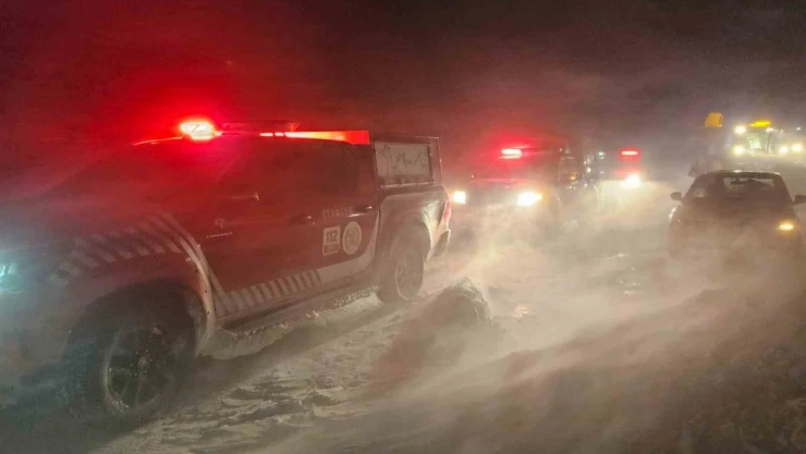 Malatya'da karda mahsur kalan araçlar kurtarılıyor