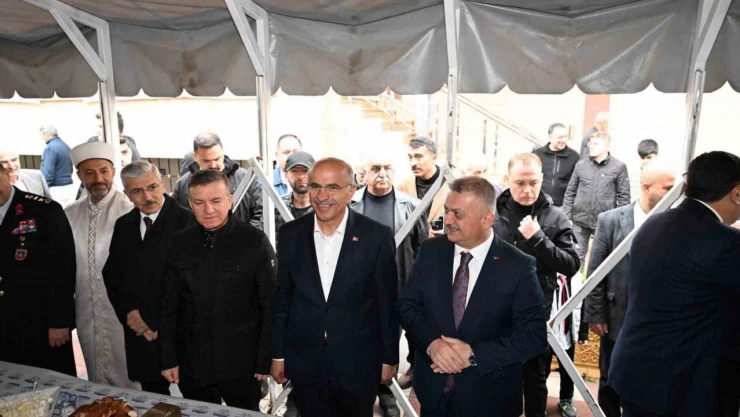 Malatya'da resmi bayramlaşma Kernek Karagözlüler Camisi'nde yapıldı