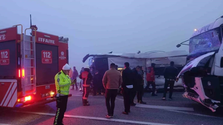 Malatya'da yolcu otobüsü devrildi: 4 ölü, 36 yaralı