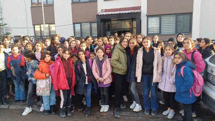 Malazgirt'te 'Otobüs Durağında Üç Bencil' oyunu sahnelendi