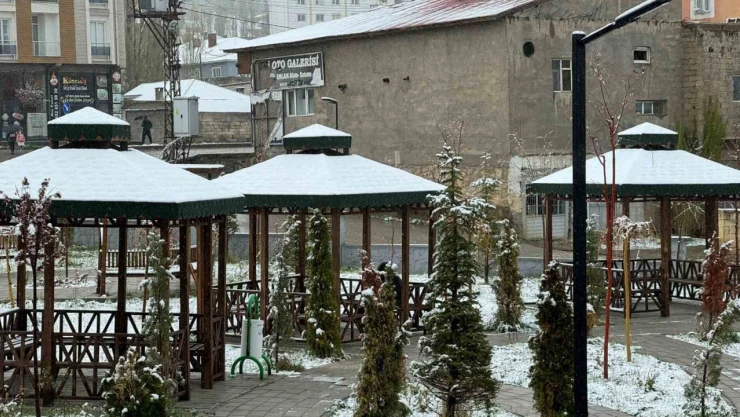 Mayıs ayında kar esareti: Her yer beyaza büründü