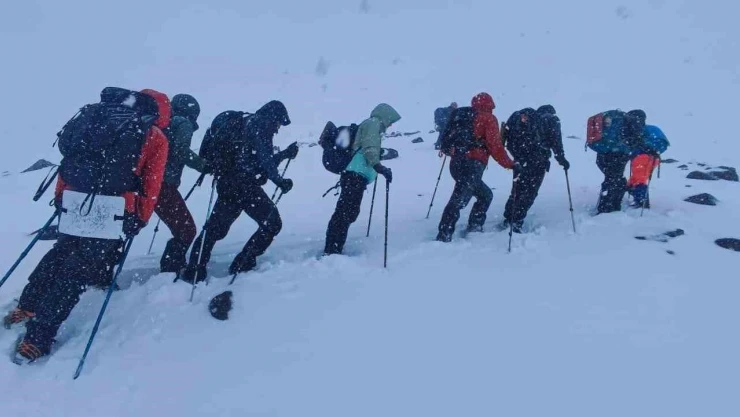 Mayıs ortasında Ağrı Dağı'na çıkan dağcılara kar sürprizi