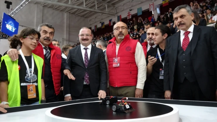 Milli Eğitim Bakanı Tekin, Uluslararası Robot Yarışması'na katılan öğrencilerle bir araya geldi
