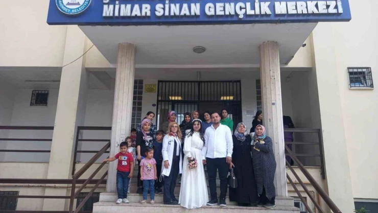 Mimar Sinan Gençlik Merkezi gelin adaylarının yanında
