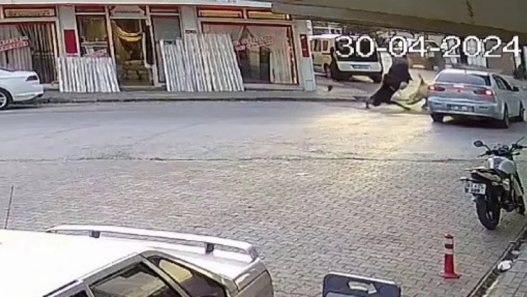 Motosiklet ile otomobilin çarpışma anı kameralara yansıdı