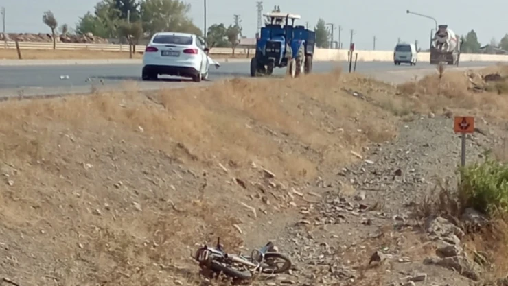 Motosiklet, kırmızı ışıkta bekleyen otomobile çarptı: 1 yaralı