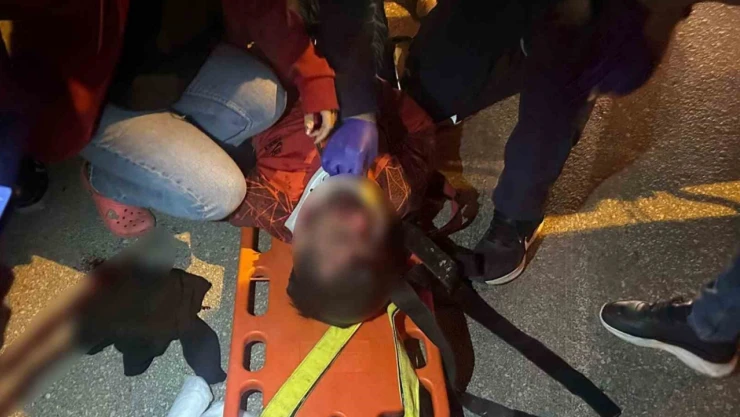 Motosikletle otomobil çarpıştı: 1 ağır yaralı