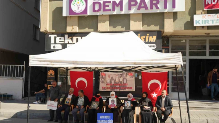 Muş'ta evlat nöbeti devam ediyor