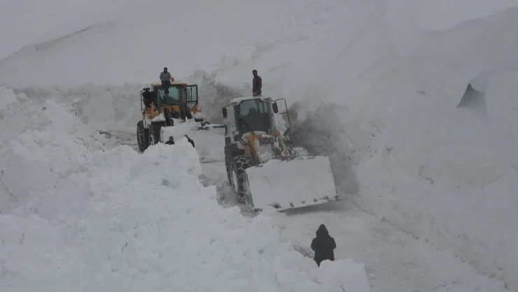 Muş'ta kar kalınlığı 4 metreye ulaştı