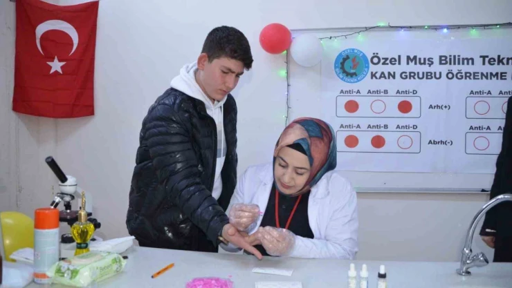 Muş'ta kimya öğretmeni yaptığı çalışmayla 3 saniyede kan grubunu tespit ediyor