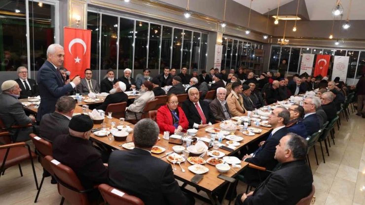 Muş'ta yaşlılar iftarda buluştu