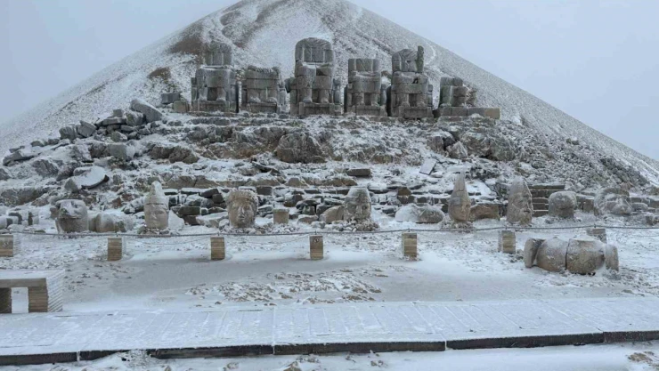 Nemrut'a mevsimin ilk karı yağdı