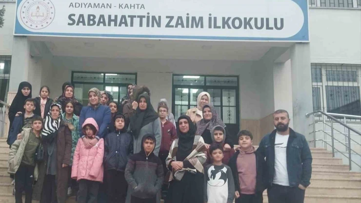 Öğrenci ve veliler okul önünde öğretmenlerini geri istedi
