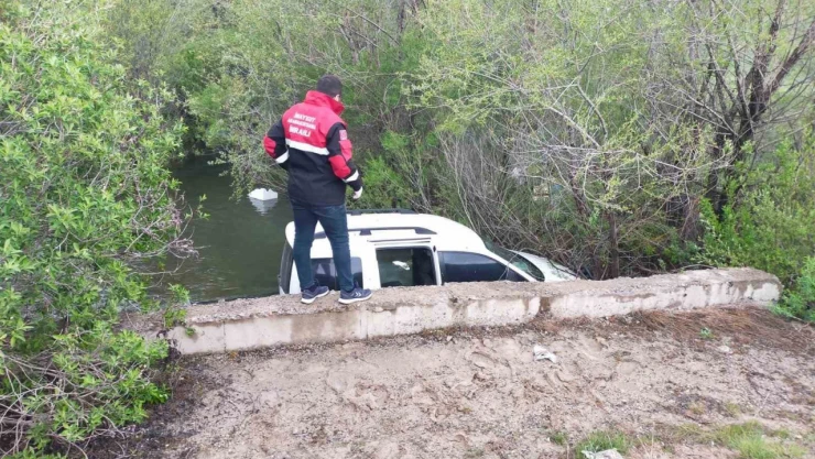 Otomobil dereye uçtu: 1'i çocuk 3 kişi yaralandı