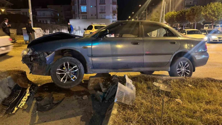 Otomobil orta refüje çıktı: 1 yaralı