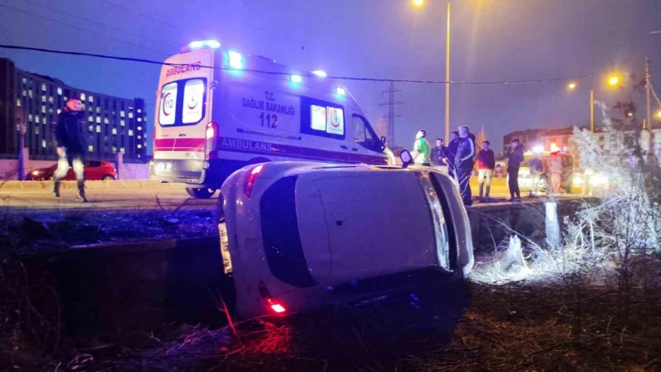 Otomobil yan yattı: 3'ü çocuk 5 kişi yaralandı