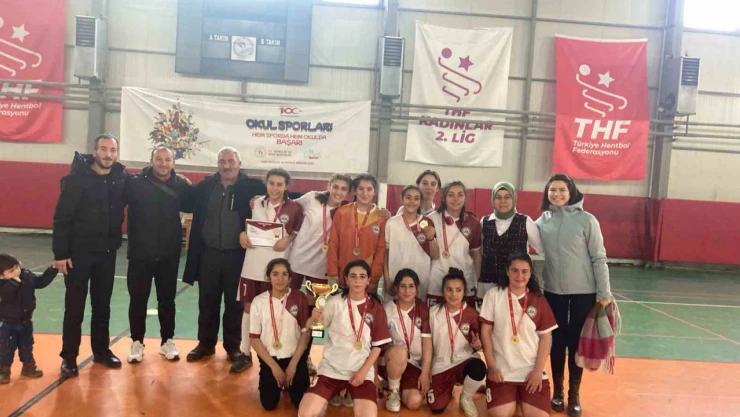 Özalp Kız Futsal Takımı il birincisi oldu