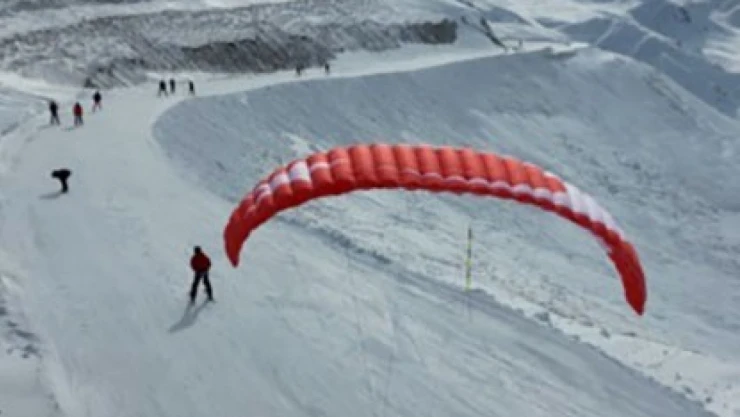 Palandöken'de yamaç paraşütü keyfi