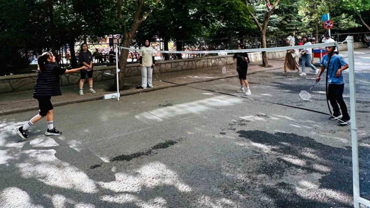 Patnos'ta gençler sosyal meydanda buluştu