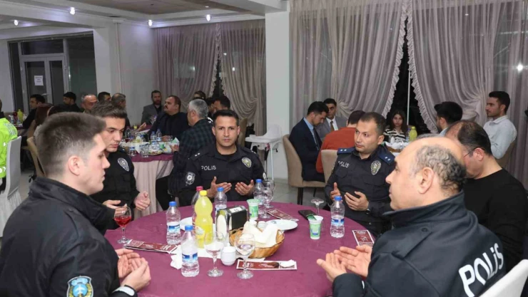 Polisler iftar yemeğinde bir araya geldi