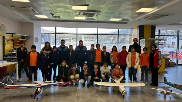 Polisler tarafından çocuklara İnovasyon Merkezi gezdirildi