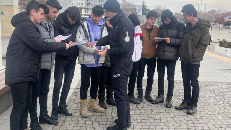 Polisten afiş ve broşürlü uyarı