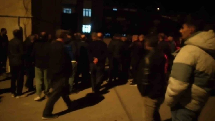 Polisten kaçmaya çalışan otomobil lastiklerine ateş açılarak durduruldu Kaçan şüpheliler ilçe halkının yardımıyla yakalandı