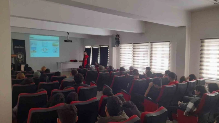 Polisten öğrencilere güvenli gelecek bilgilendirmesi