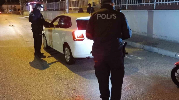 Polisten yurtlar önünde sıkı denetim