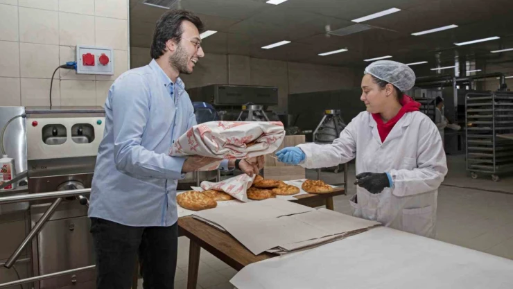 Ramazan Pidesi Atatürk Üniversiteli Öğrencilerden