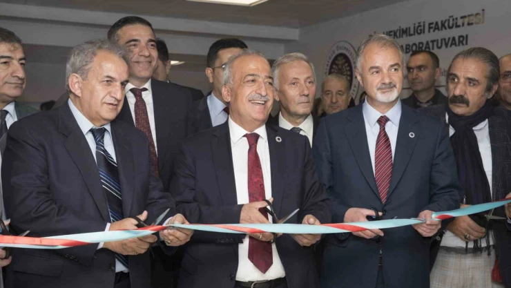 Rektör Çomaklı, Diş Hekimliği Fakültesi Ar-Ge laboratuvarının açılışı yaptı